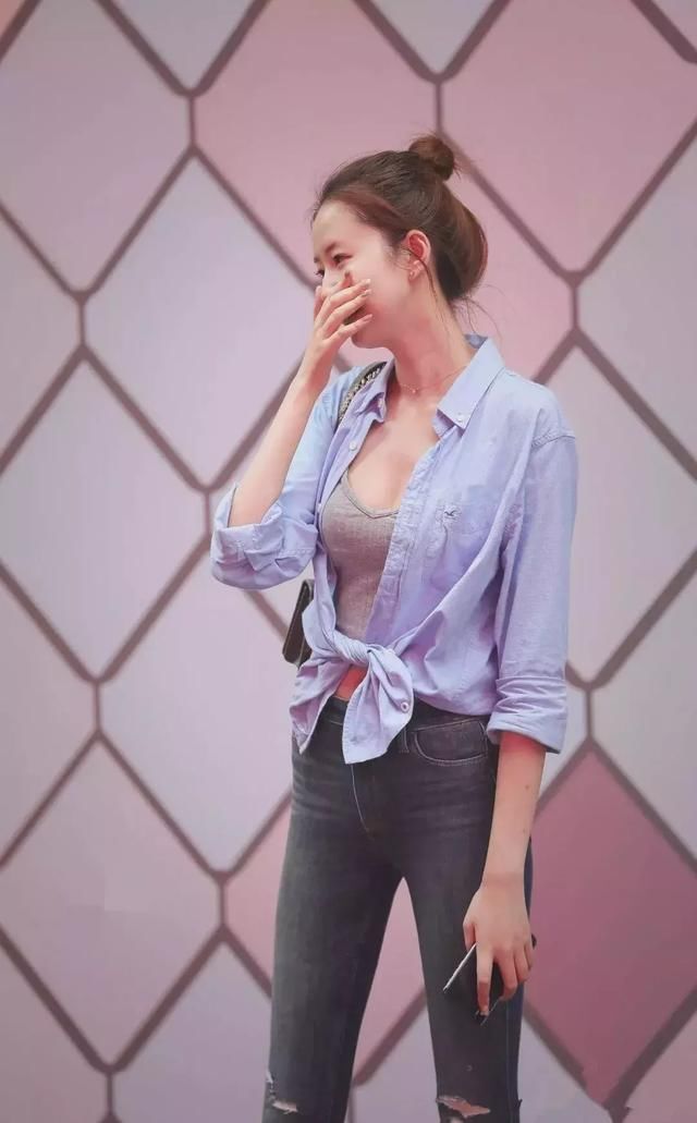 灰色吊带针织背心搭配深色牛仔裤，温婉大方很是淑女