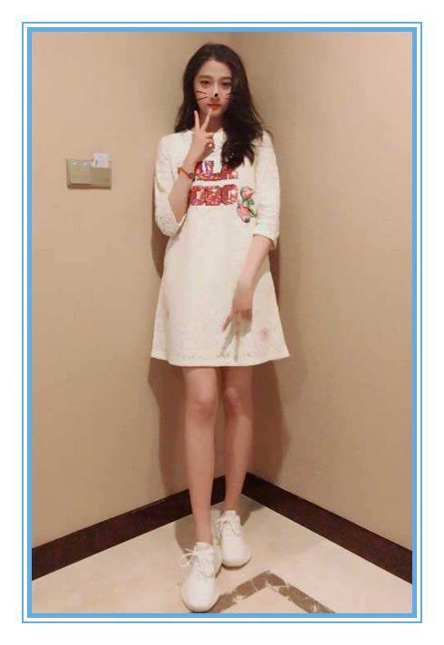 王菲不愧是天后级女神！竟把关晓彤和郑爽的买菜包背出了高级感