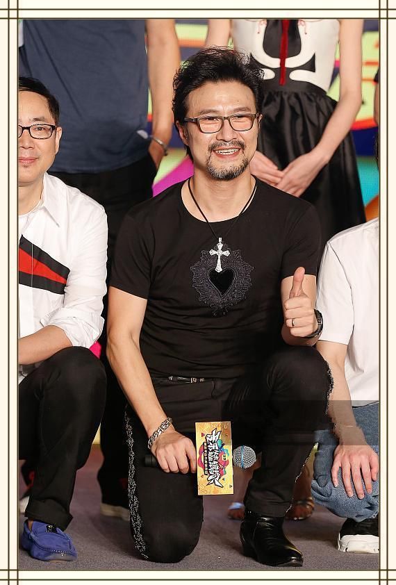 当汪峰脱下皮裤换上紧身裤，网友直呼：辣眼睛！这八字腿型太尴尬