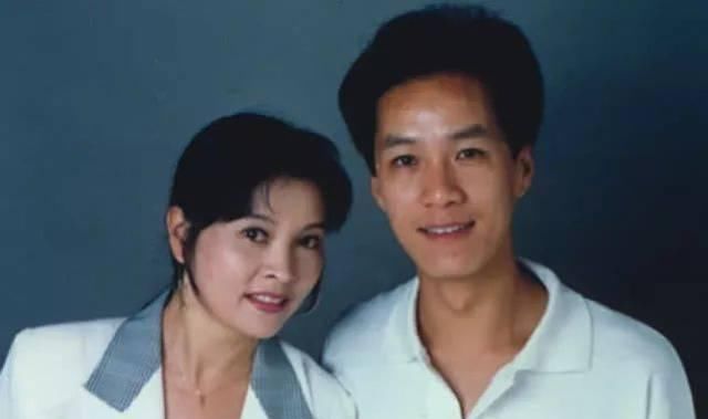  男明星@她二结婚比自身小8岁的男明星，完婚26年无儿女，如今65岁却像30岁
