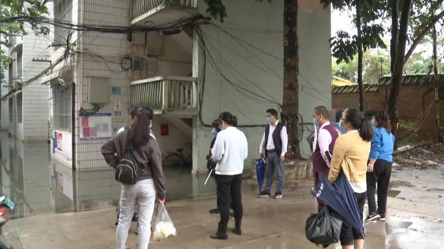  #水中#暴雨袭邕，面包车被困水中车里还有两个孩子！