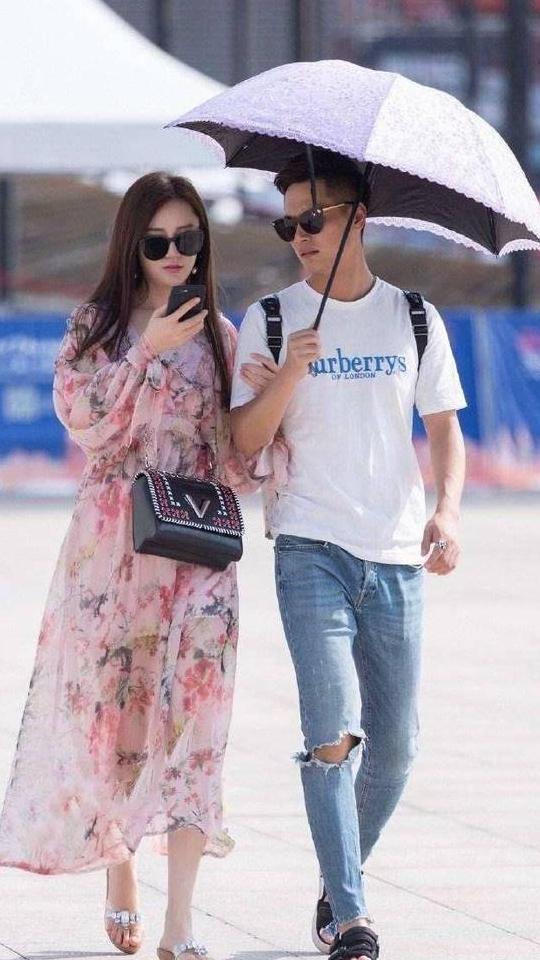 这样的颜值和裙子的穿搭，走在大街上绝对是亮眼，但是要注意走光