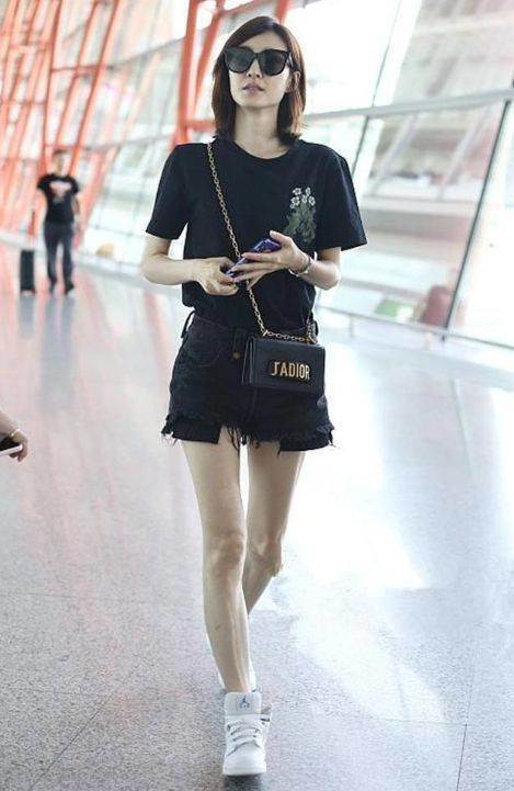 王丽坤又不安分了,短裤都短到大腿根,网友:林更新能驾驭吗?