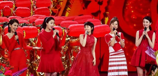 众女星同穿红裙竞美!赵薇霸气俞飞鸿温婉，反观杨幂却早早败下阵