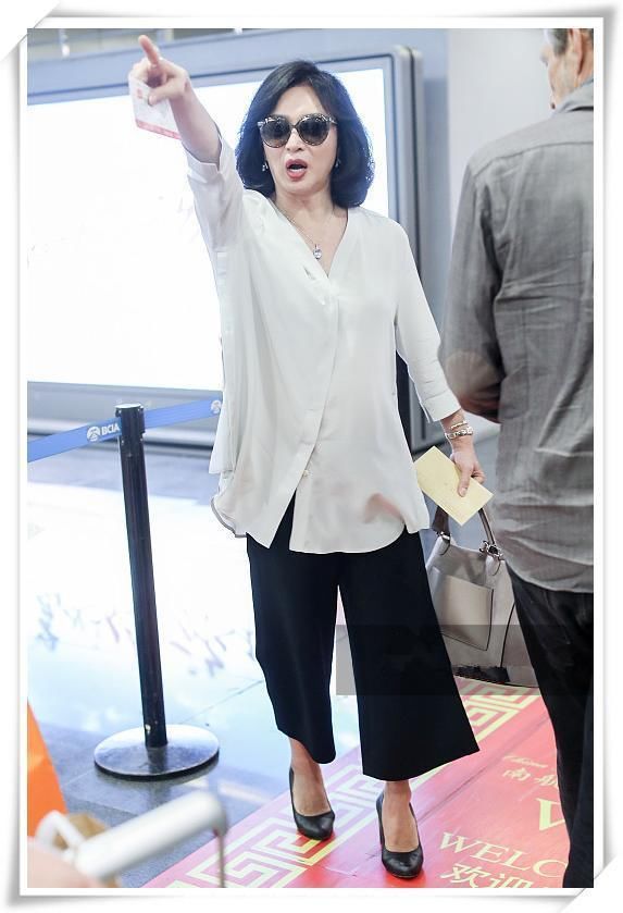 金星和杨丽萍都是现代舞蹈家，可同现机场，气质差距竟如此尴尬？