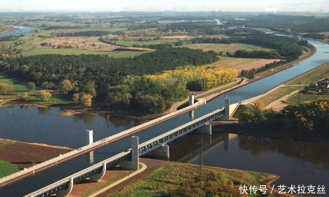 鬼才设计的3座桥,桥面走船不走人,中国这座工人把图纸拿反了?