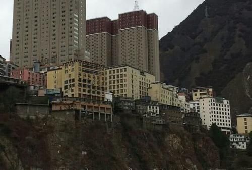 四川唯一建在悬崖上的城市，平均海拔3000米以上，个个都住江景房