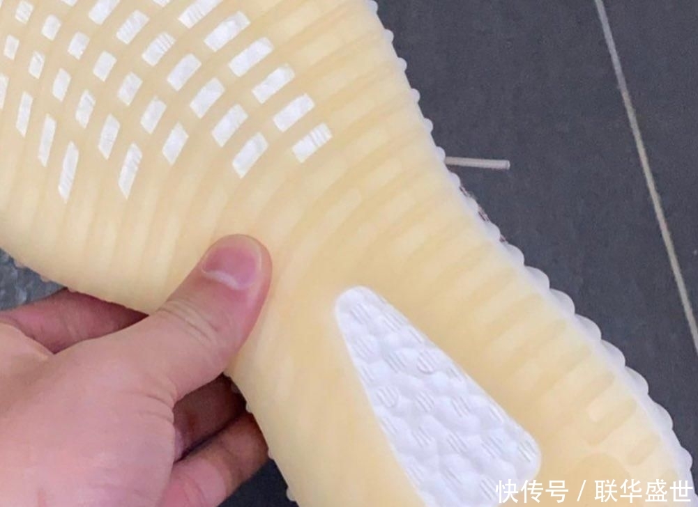 『估计』都说Yeezy 350 V2是侃爷的调色盘!但新配色估计又要真香了……