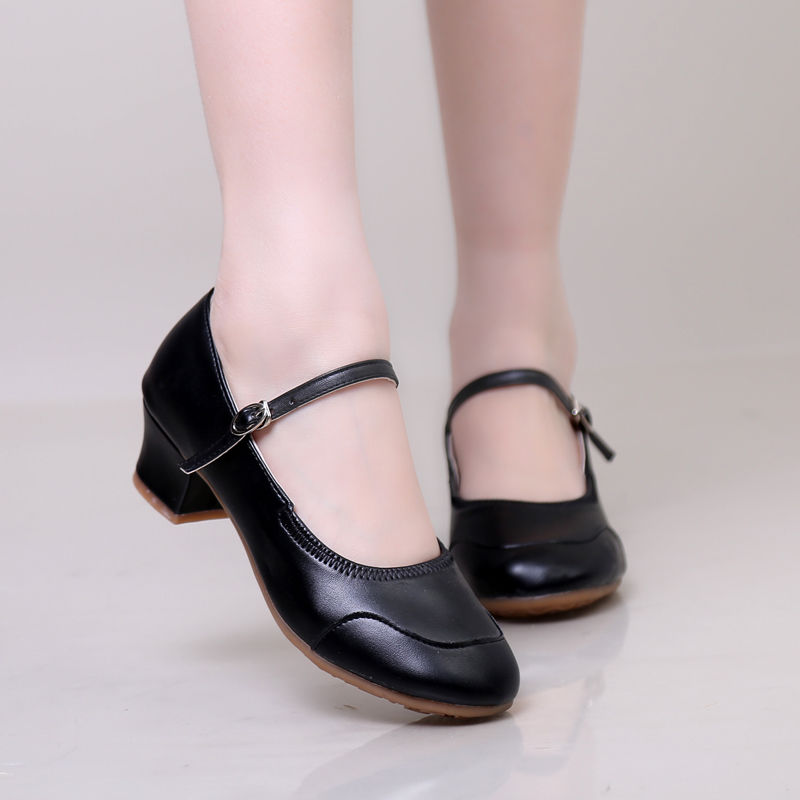 过时的妈妈鞋别穿了，如今妈妈们都穿“软秋鞋“，大方时髦忒轻便