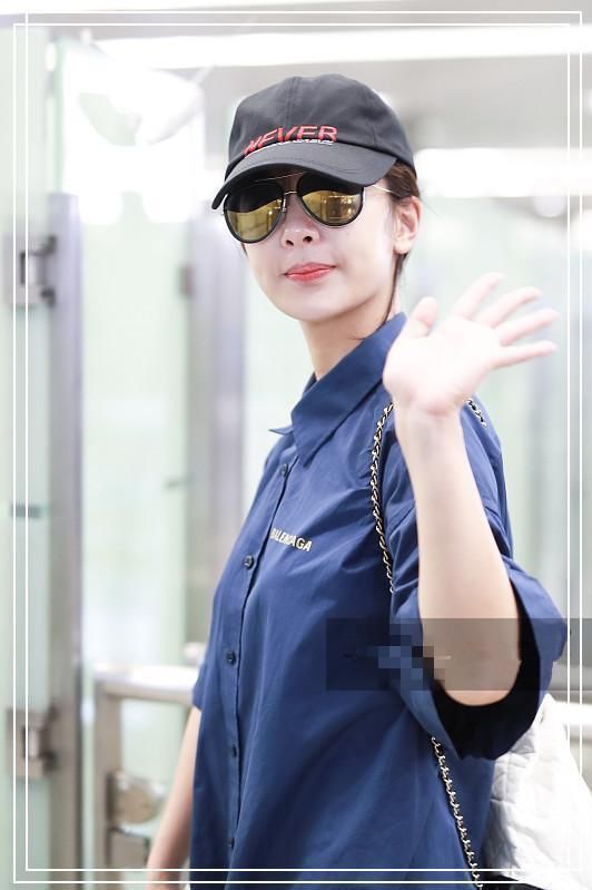 看了张雪迎的机场照，再看看杨紫，网友直呼:这状态差距也太大了