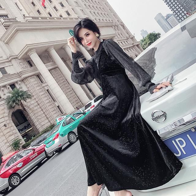 难怪表姐不穿牛仔裤，原来9月流行这样穿搭，女人味十足超迷人