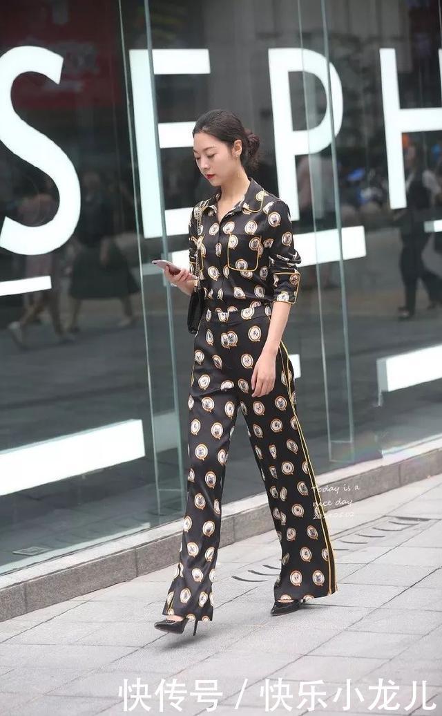 宽松■街拍:白色的宽松阔腿裤搭配高跟鞋,半透的视觉效果让她显得更加的迷人