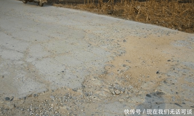 村村通变脸“村村痛”，路为何就不能多修1米？专家的解释靠谱？