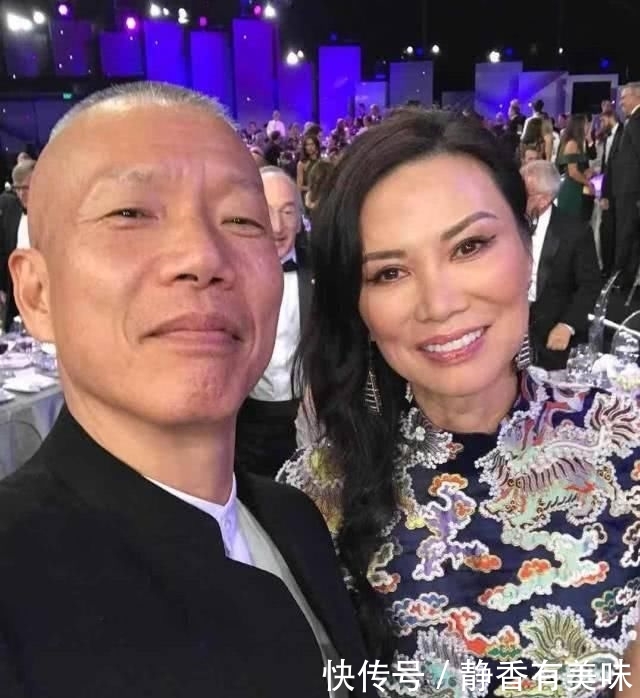  『邓文迪真』52岁邓文迪太狠了，硬是把自己塞进小码旗袍，勒出凹凸“南瓜胯”