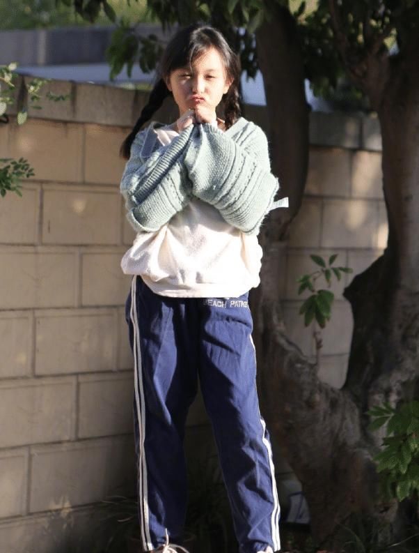  『样子还』小芈月长大了，曾因高颜值被禁止整容，今11岁穿芭比粉鞋腿超长