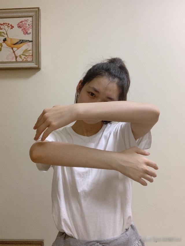  ＂promot_title＂:＂{\＂i8\＂: \＂我，2岁，话都不会说，初吻就被一只狗「夺走」了……\＂火箭少女101集晒拥抱，美丽又温柔的小姐姐在家里也这么时尚，春天这么穿太美了