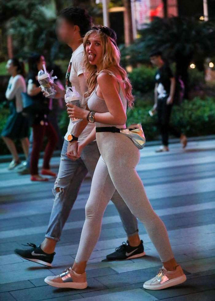 微胖身材的外国辣妹穿紧身吊带连体衣，好身材挡不住，若隐若现真