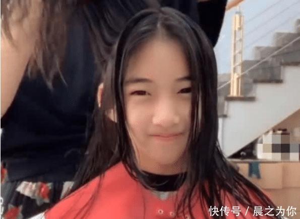  气质：初中女孩换了款女神波浪卷后，居然变成高冷御姐，女生：不敢相信