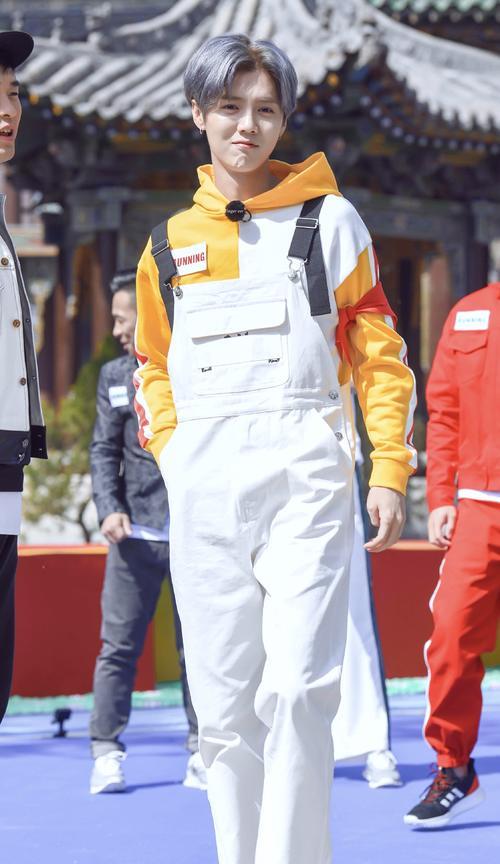 本以为鹿晗穿背带裤够迷人了，没想到官鸿的出现才见识什么叫帅气