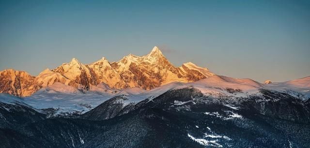 中国最美峰！一山四种景色！独占鳌头几千年，她到底凭什么？