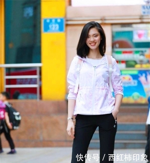  小姐姐|街拍：超可爱的小姐姐，大长腿十分亮眼，非常有女人味