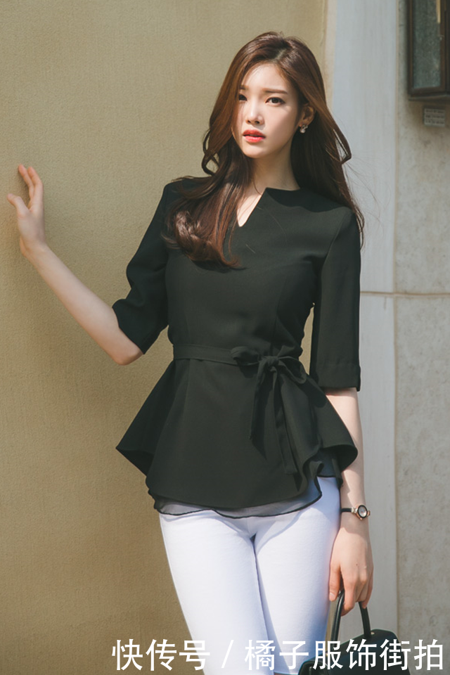 秀丽端庄的牛仔裤美女，给人一种很优雅的美感！