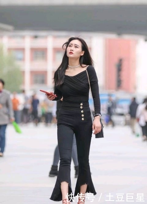  气质|黑色长袖衫搭配高腰喇叭裤，裤管剪裁新颖，提升迷人气质！