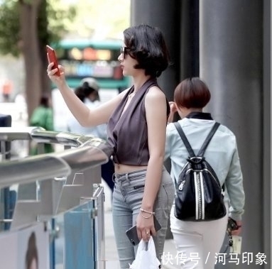『气质』路人街拍,短发气质小姐姐,浅灰衣配搭牛仔裤让身形完美靓丽!