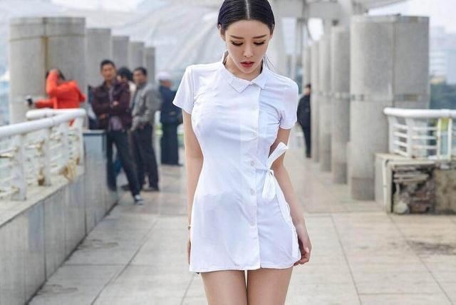 娥娜翩跹的包臀裙美女俏丽多姿，成熟的性感美女长腿纤细好醉人！