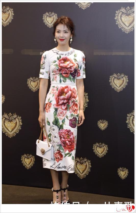 刘涛这身材简直了！如此难驾驭的裙子都能穿的这么美？王珂赚到了