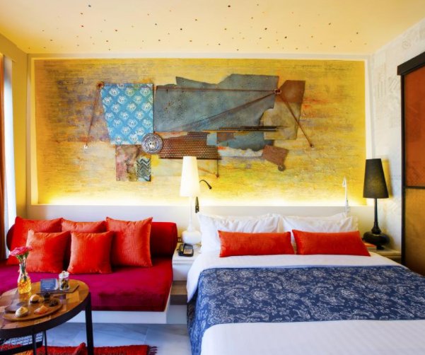 情侣入住酒店时,为何最好先玩会儿手机?保洁大妈:这样不会吃亏