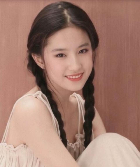  「哪吒头」发型师透露：女生常留“这4种”发型，发际线容易后移，赶紧换吧
