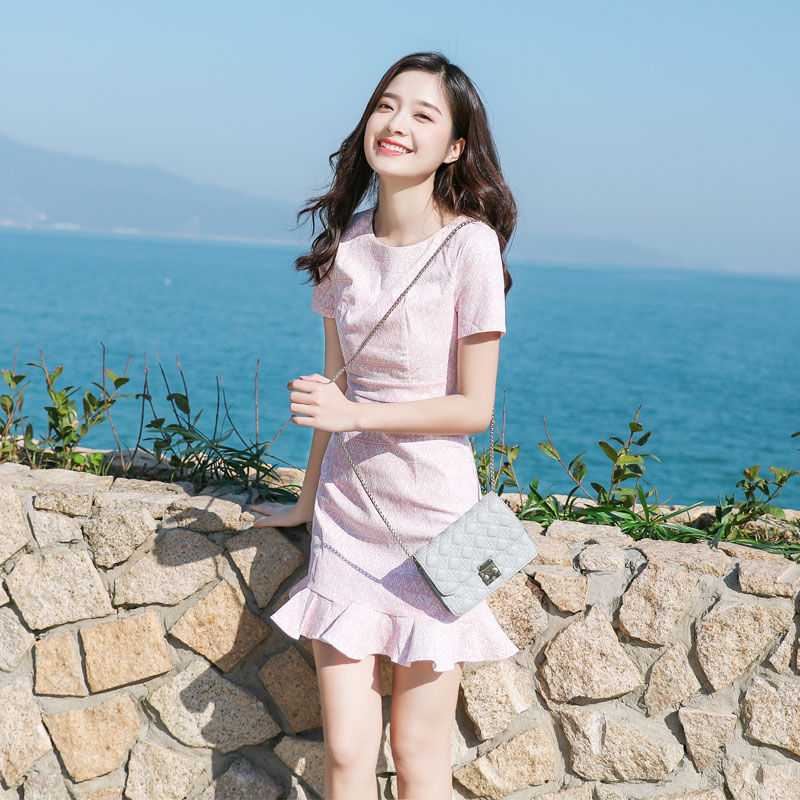 谁说矮个子辣妈没有女人味?包臀裙、紧身背心，轻松穿出妩媚气质