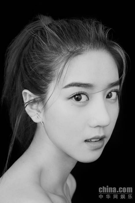 99后李凯馨大气演绎黑白片 “天鹅颈”少女气质好惊艳