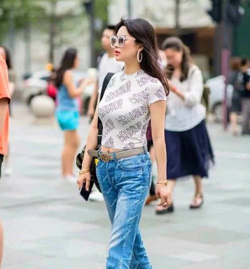  「气质」街拍：肤白貌美的美女，一件白色连衣裙外搭牛仔外套，时尚气质范