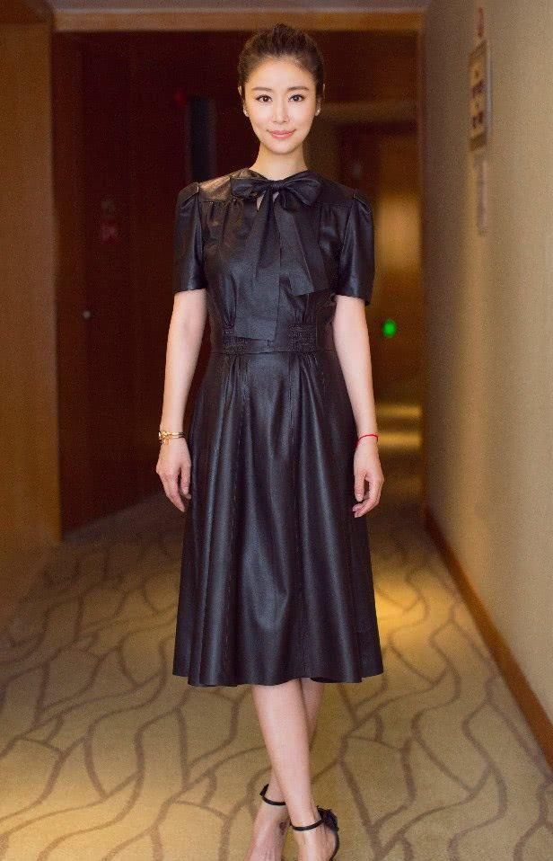 林心如马尾辫配黑色皮裙，瞬间年轻20岁，真看不出来42岁了！