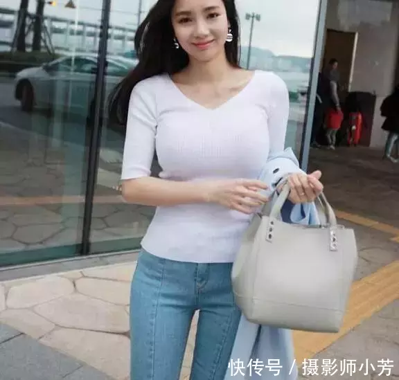 街拍:美女身穿性感的露肩装,展露非常好看的锁骨,非常的迷人!