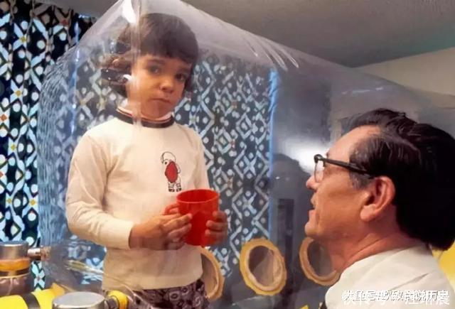  『触摸』12岁才走出隔离罩的“泡泡男孩”，在死亡前第一次触摸到了妈妈