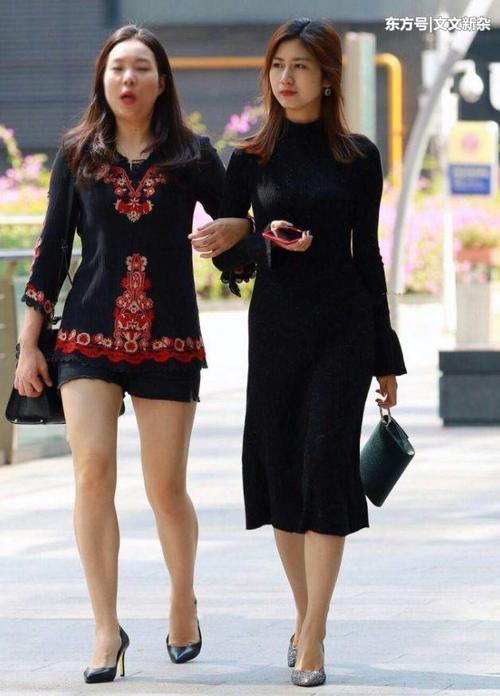 街拍：牛仔裤版型紧身大气不紧绷，显出迷人小蛮腰，穿上更显高挑