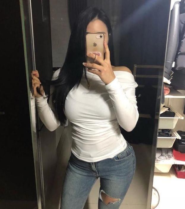 身材微胖的牛仔裤美女，腿粗的女孩同样很漂亮