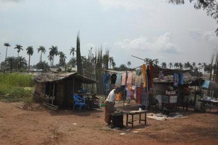 世界上虚荣心最重国家：白天穿名牌戴名表，晚上住茅厕饭都吃不饱