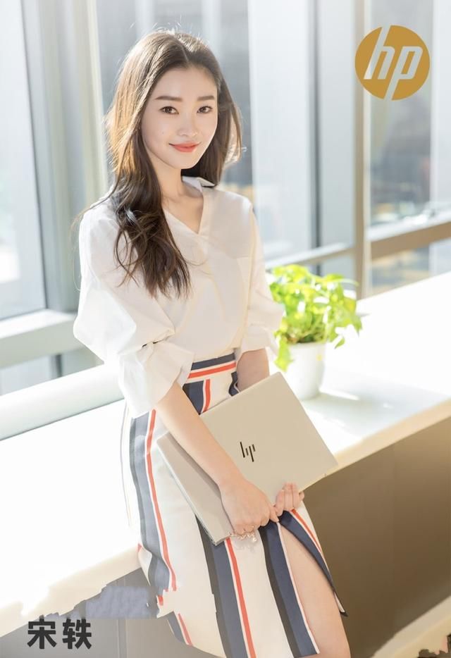 宋轶惊艳了!深V领直接开到肚脐眼,网友:平胸也可以很性感!