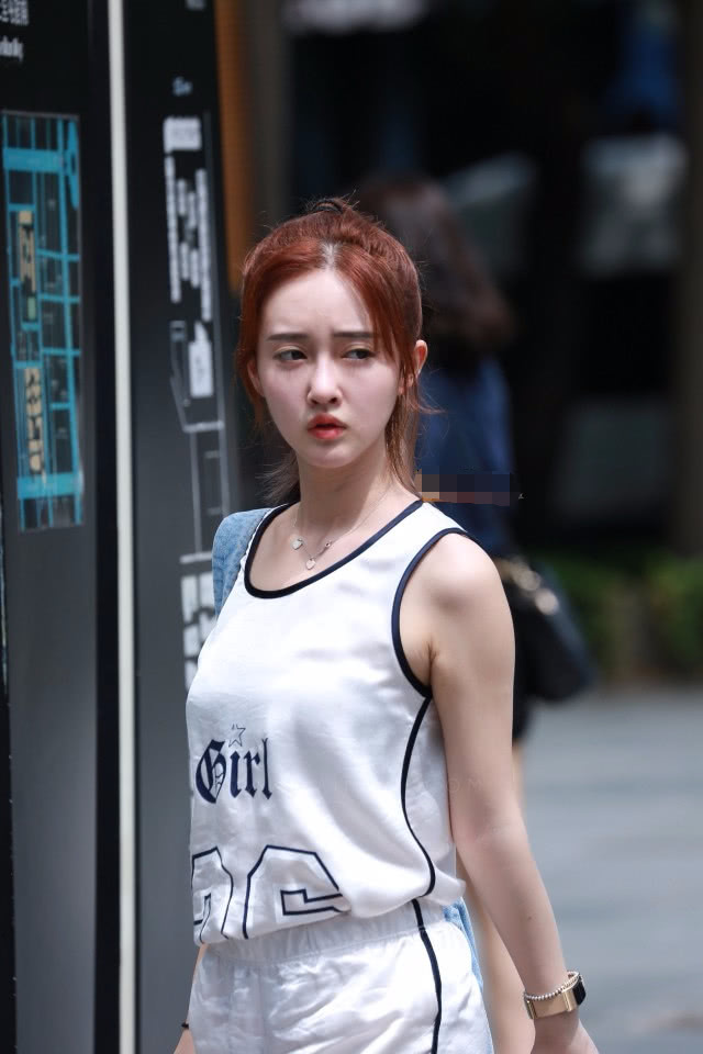 甜美小姐姐身穿运动装大秀身材美腿，女神范儿十足赚足眼球