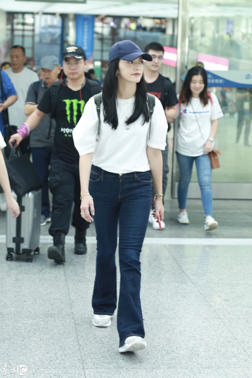 姚晨戴黑色棒球帽穿白色T恤搭配牛仔裤现身机场