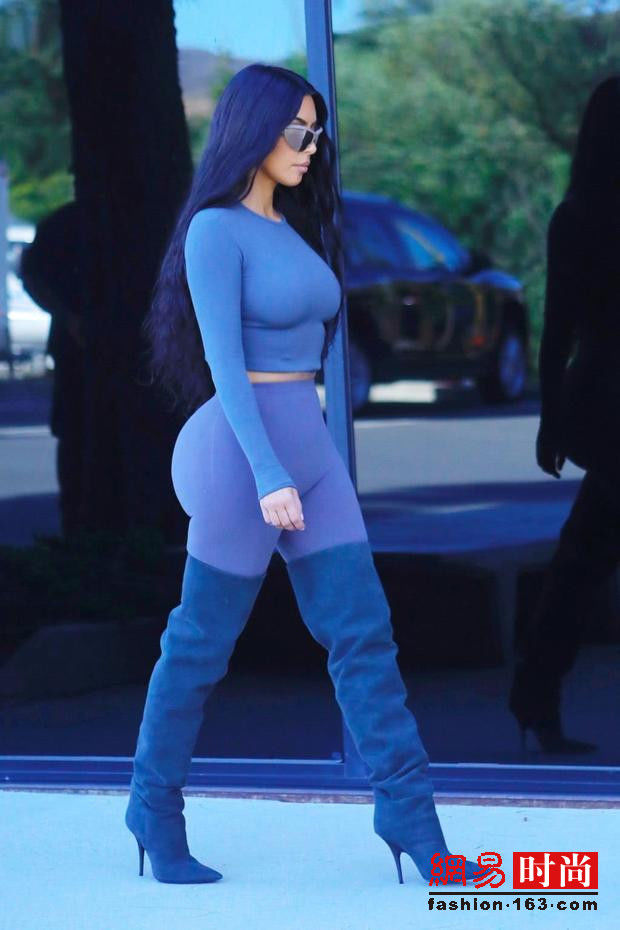 金卡戴珊最爱穿成单色“霓虹灯”秀S身材