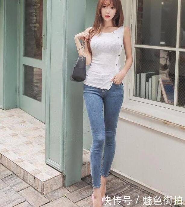 路人街拍，真是个好看的小姐姐啊，大长腿更是美极了