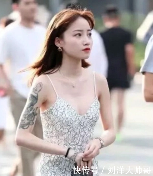 『显得身材』街拍:简单穿搭的时髦美女,搭配的好一样美,身材曼妙魅力十足