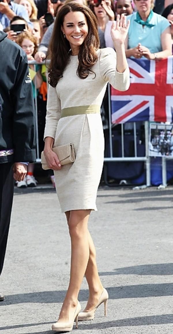 凯特王妃的着装就是时尚界标杆，不穿套装印花裙也能显高贵气质