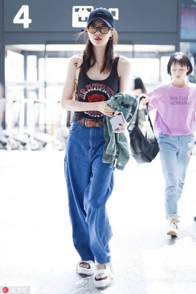 巧穿搭|吴宣仪这双凉鞋还可以，显腿长