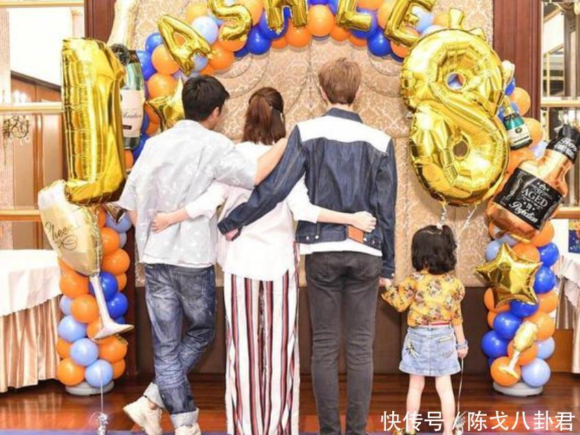 张丹峰出轨风波后为继子庆生，站在一起被调侃更像哥弟俩，一家人